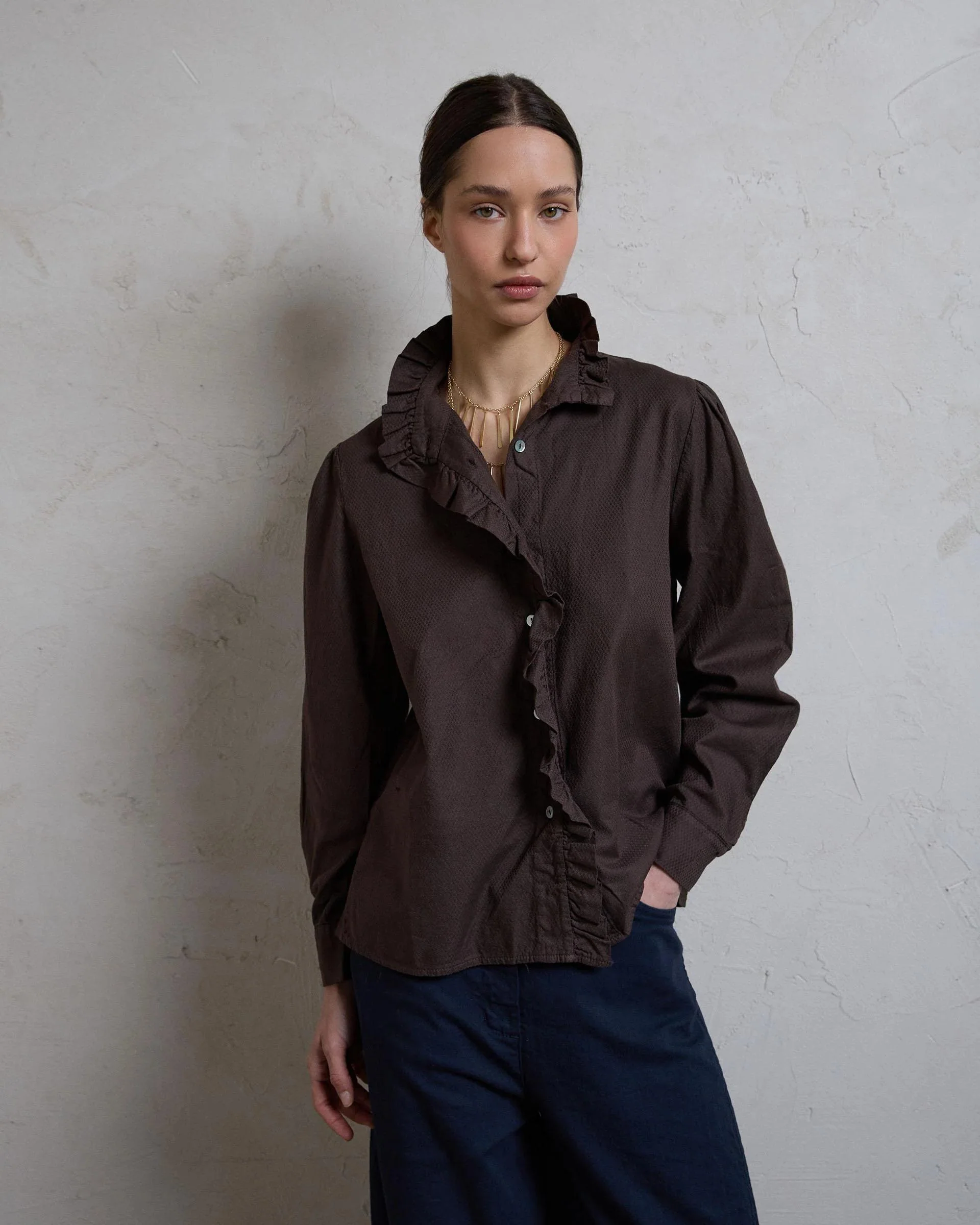 Blusa Cuello Subido Botones Volante Marrón - Image 3