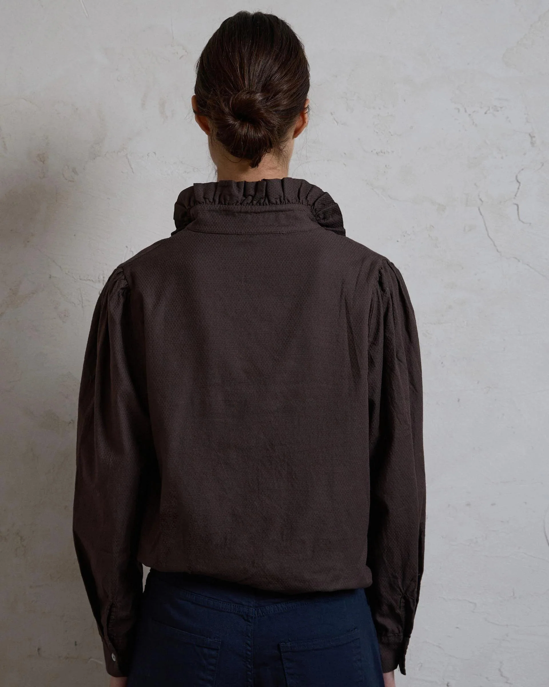 Blusa Cuello Subido Botones Volante Marrón - Image 5