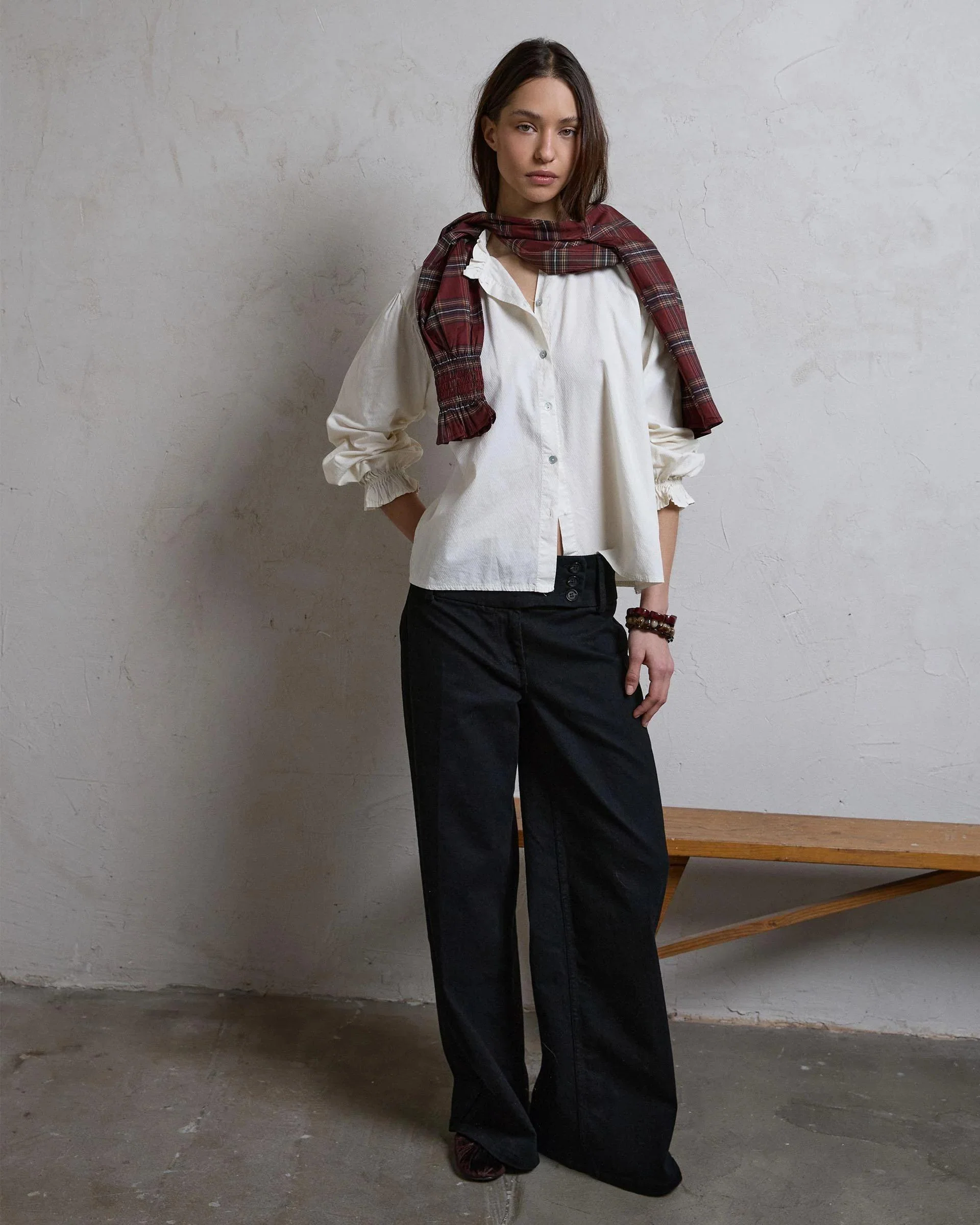 Blusa Detalle Volante Cuello Crudo - Image 3