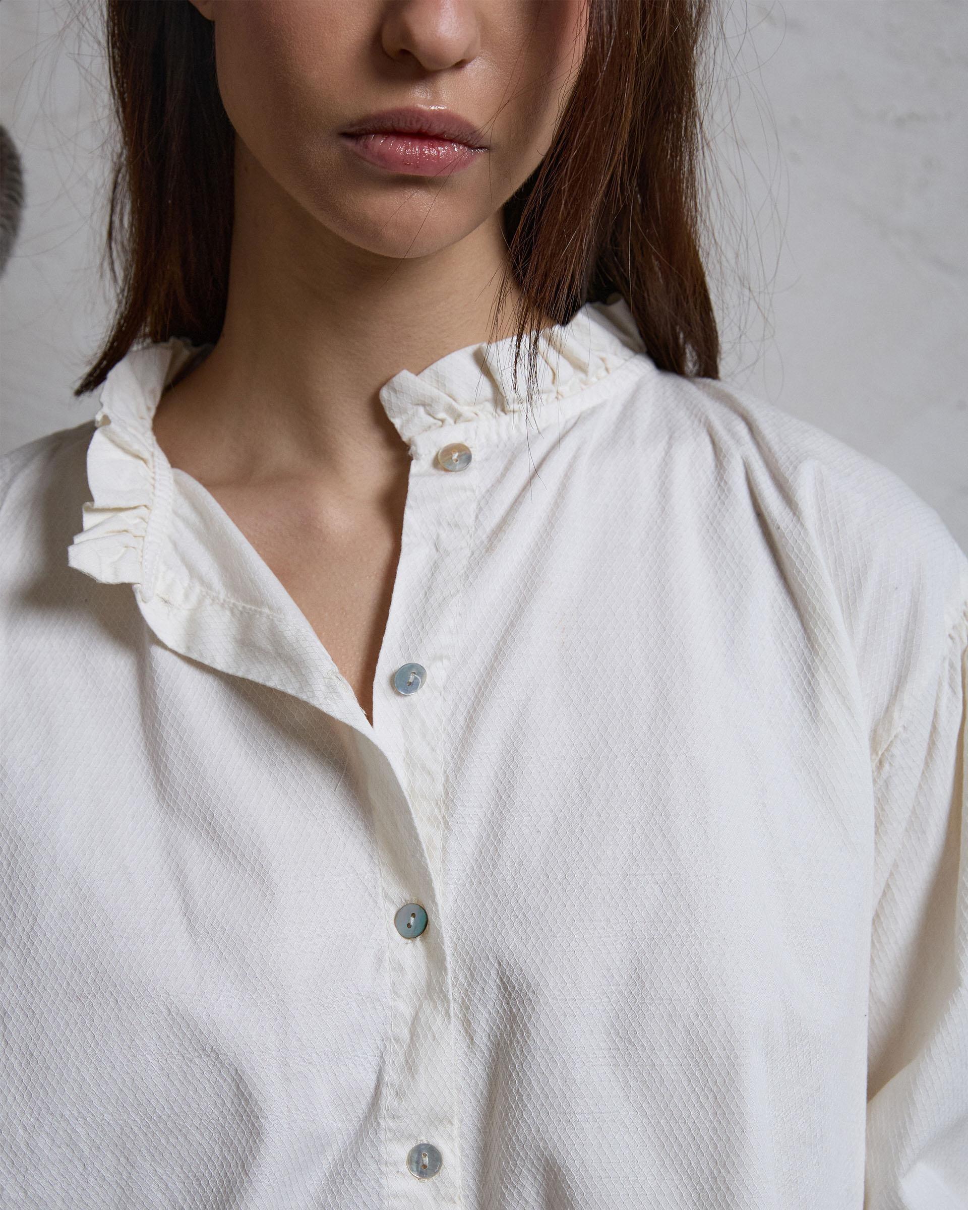 Blusa Detalle Volante Cuello Crudo - Image 4