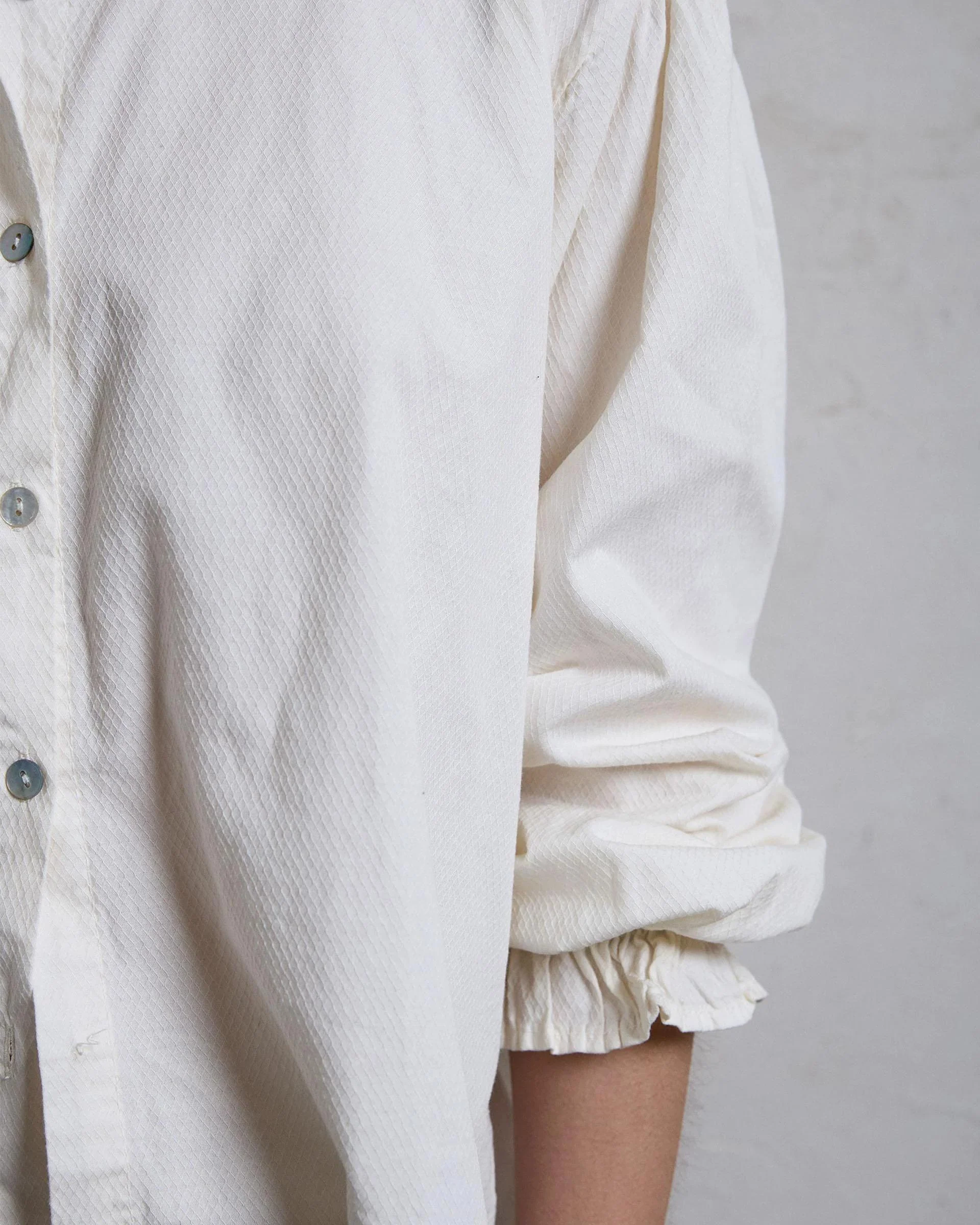 Blusa Detalle Volante Cuello Crudo - Image 5
