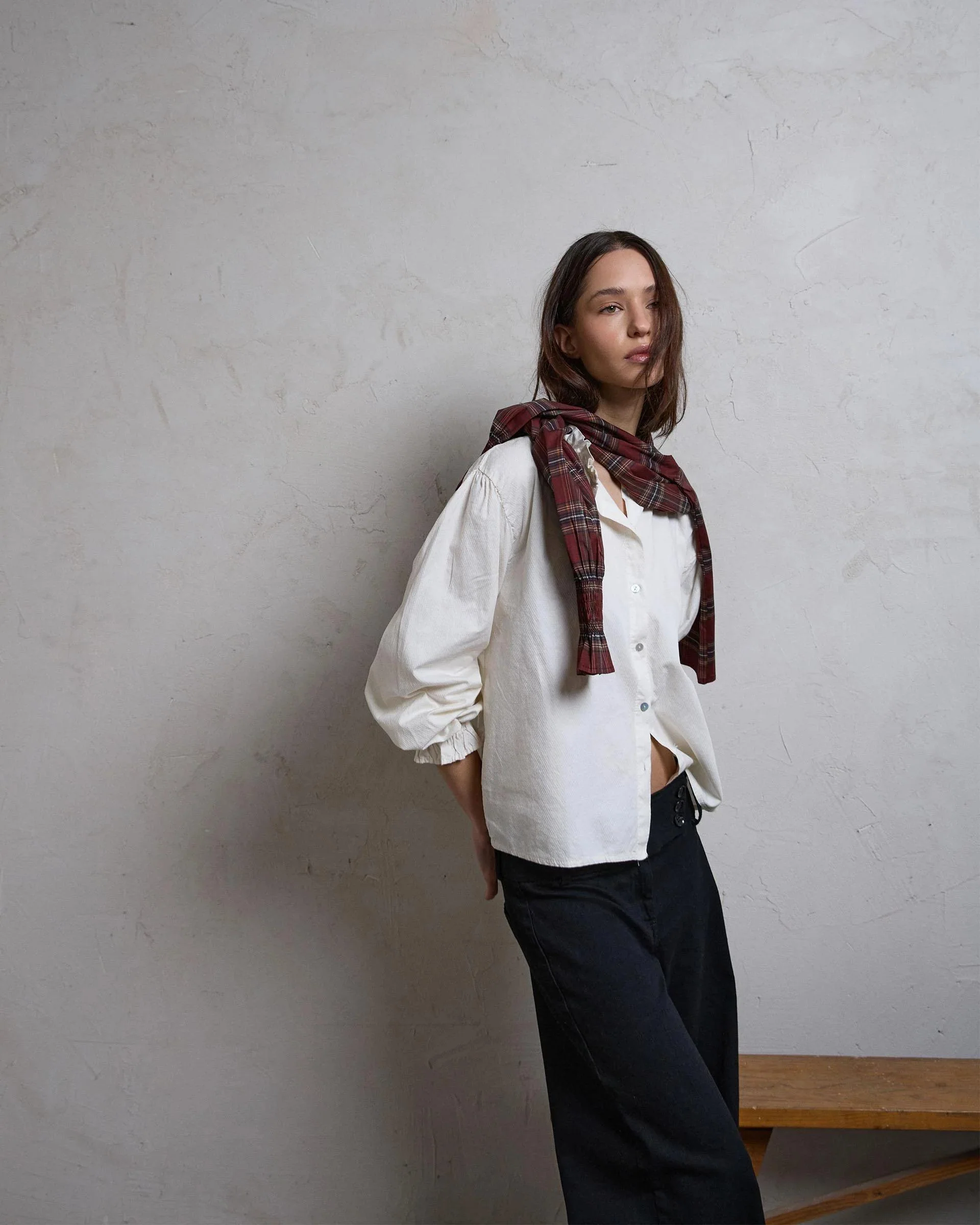 Blusa Detalle Volante Cuello Crudo - Image 6