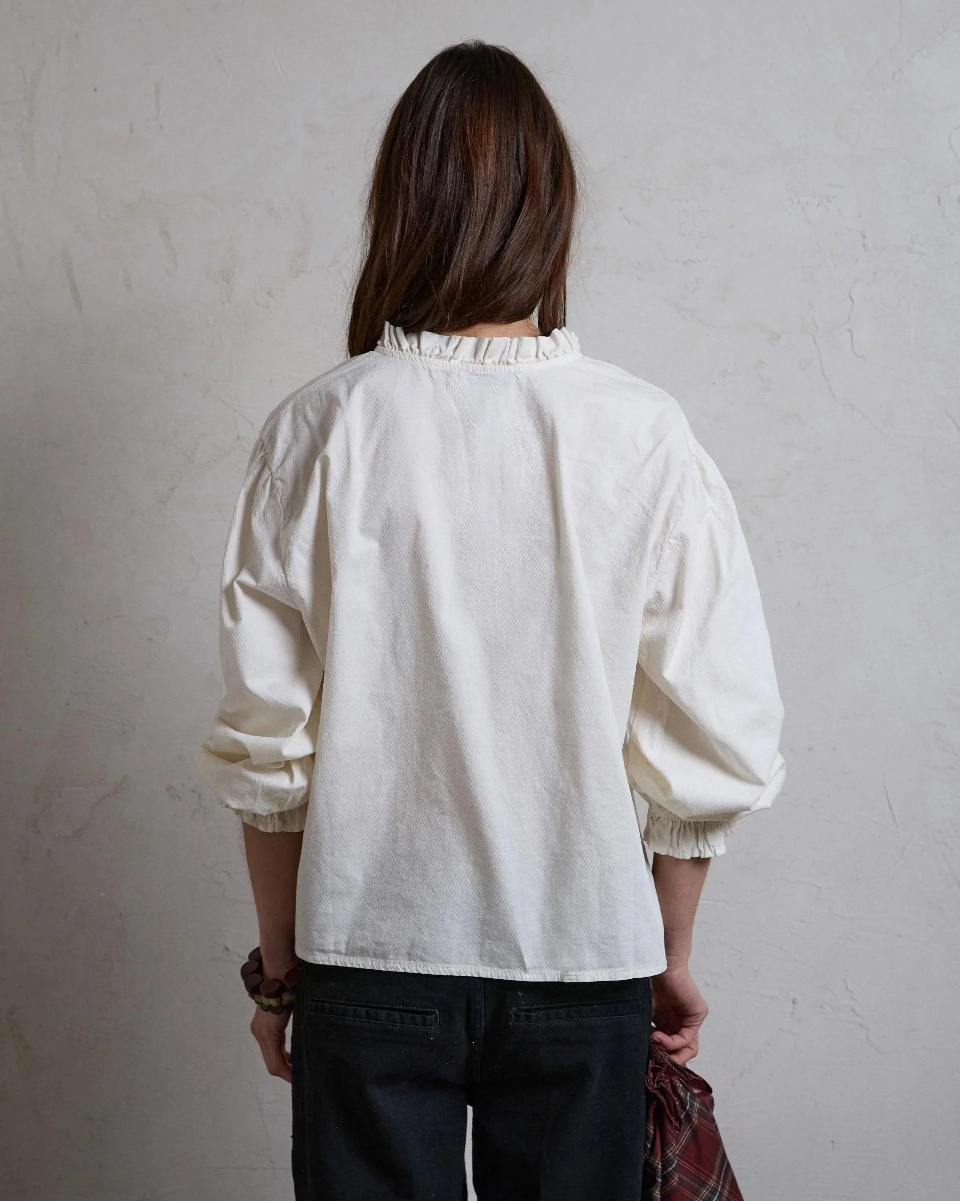 Blusa Detalle Volante Cuello Crudo - Image 7