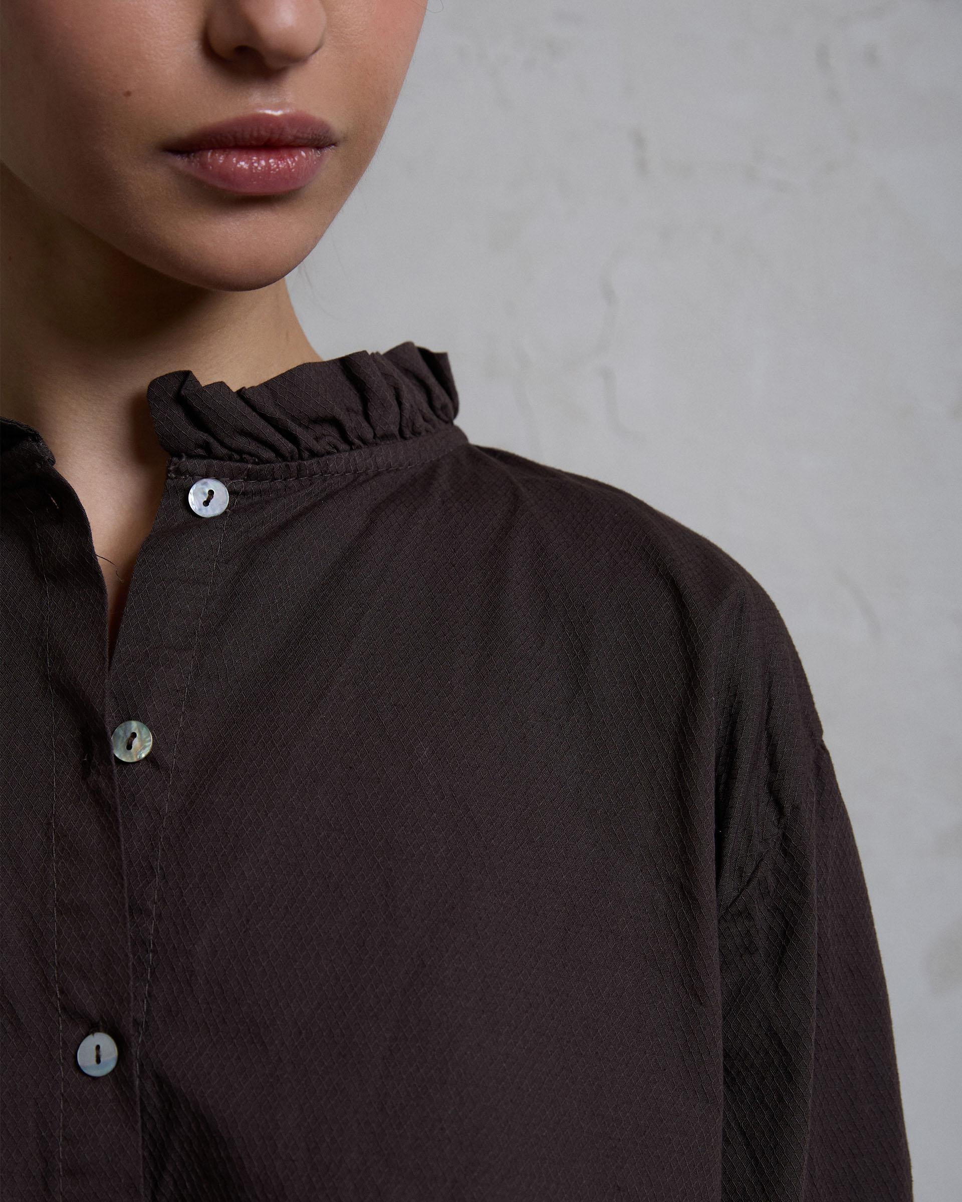 Blusa Detalle Volante Cuello Marrón - Image 3