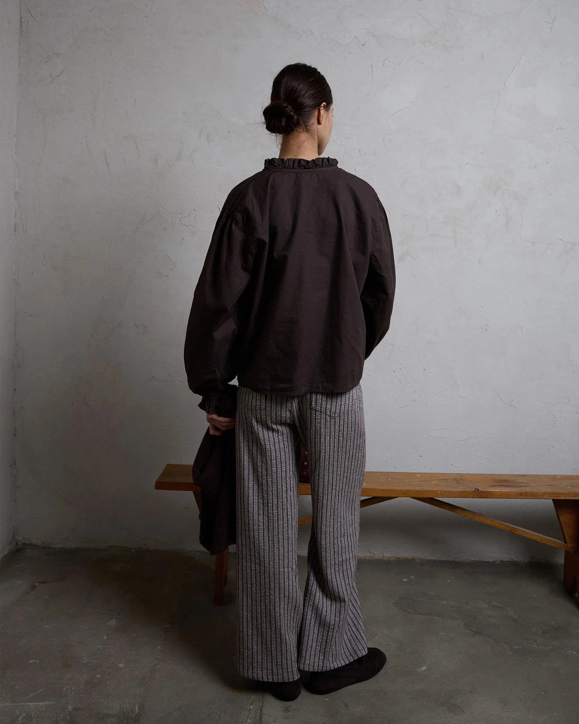 Blusa Detalle Volante Cuello Marrón - Image 6