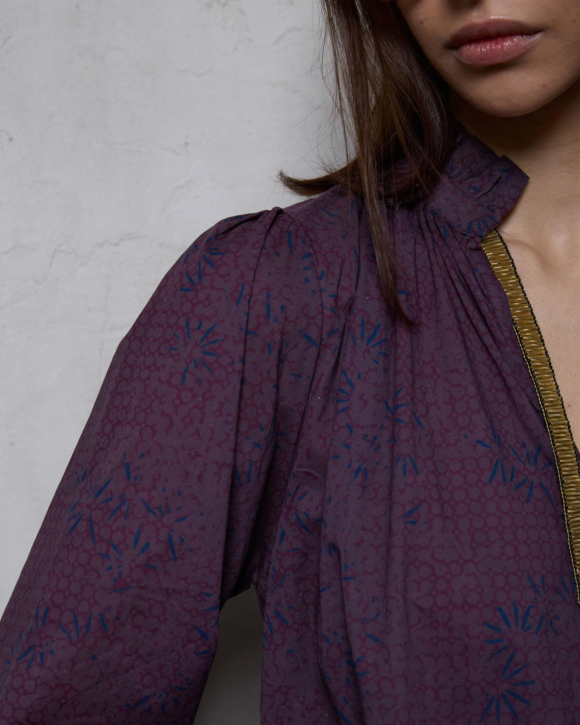 Blusa Escote Pico Estampada Morado - Image 4