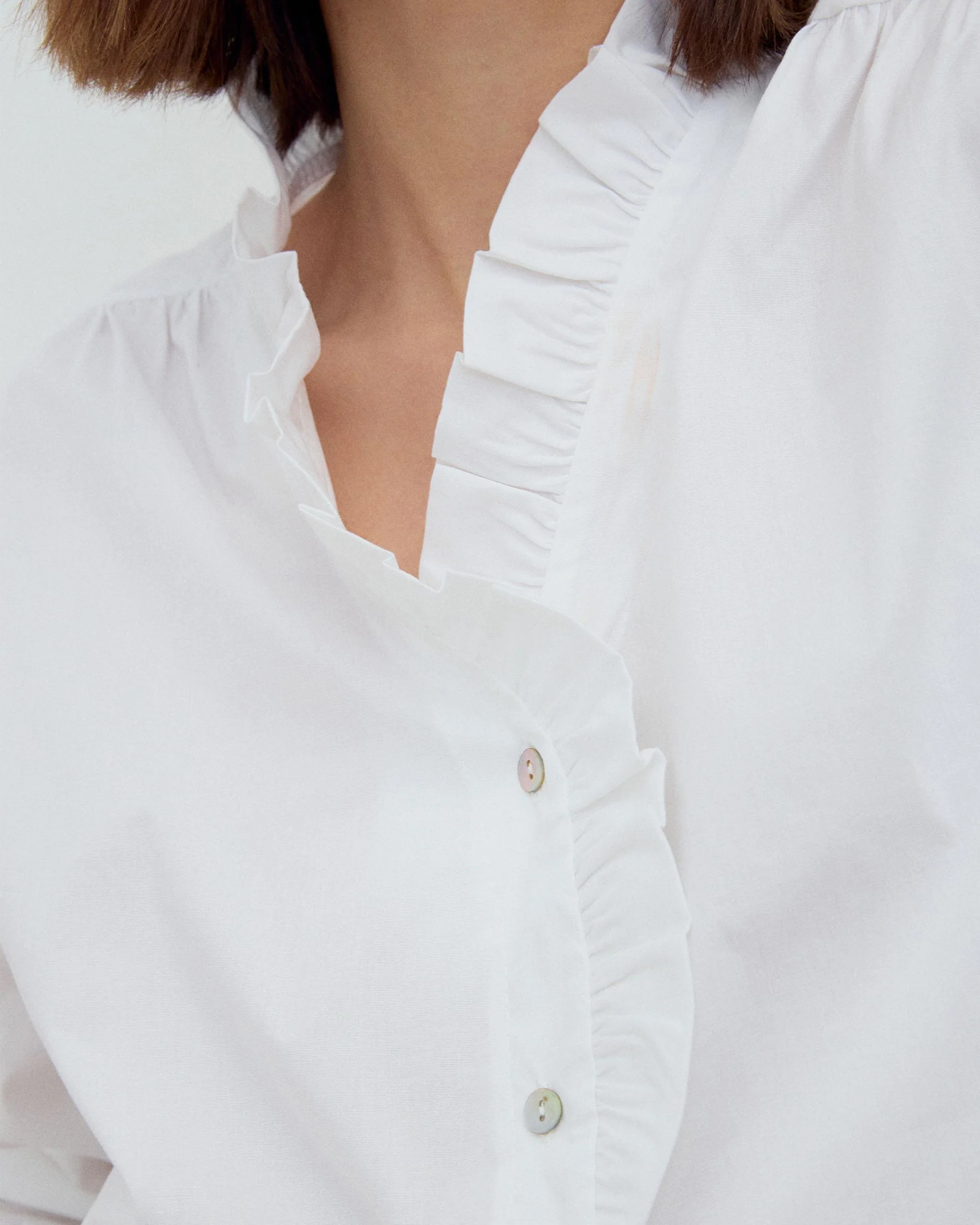 Blusa Escote Pico Volante Blanca - Image 3