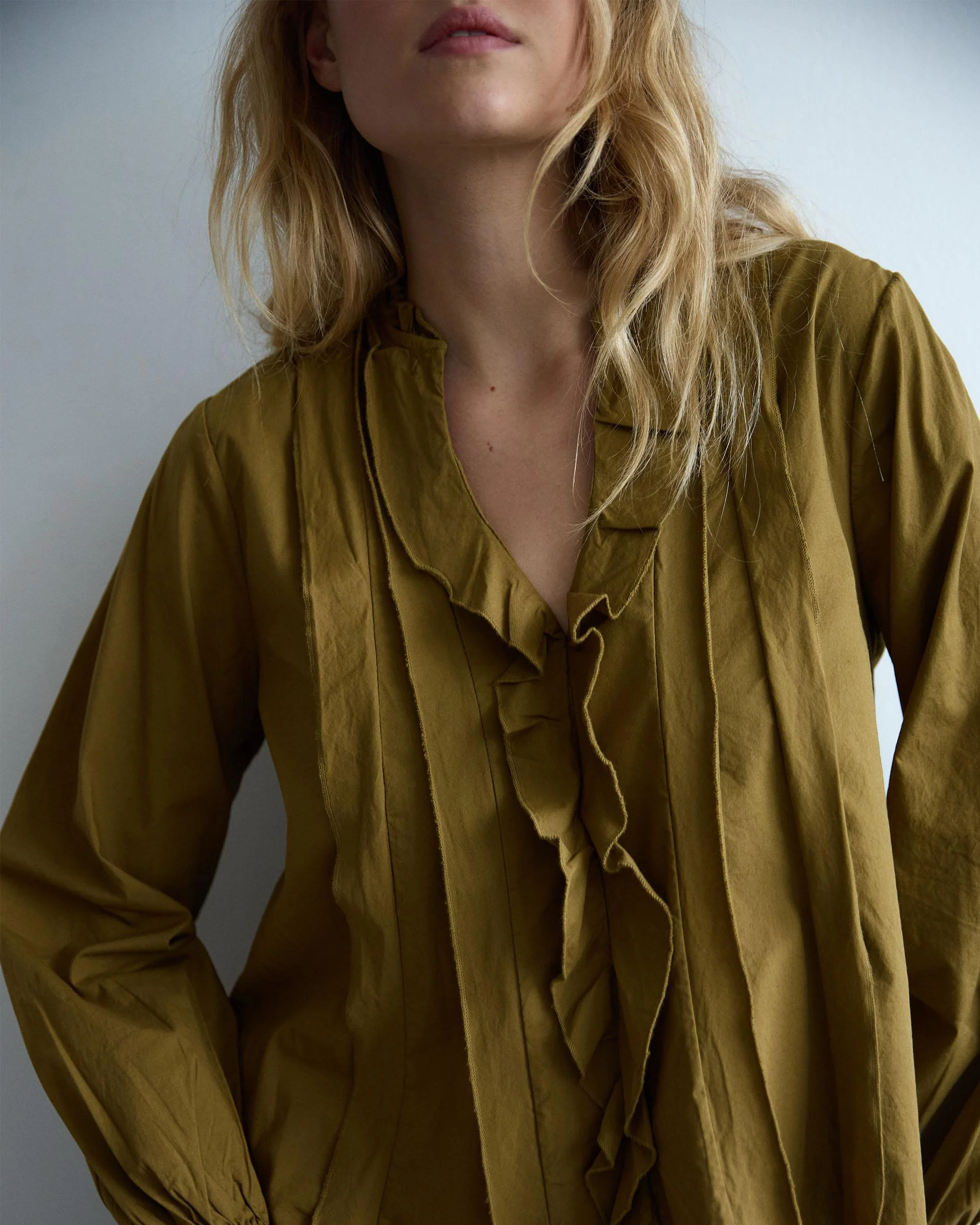 Blusa Escote Pico Volantes Verde - Image 4