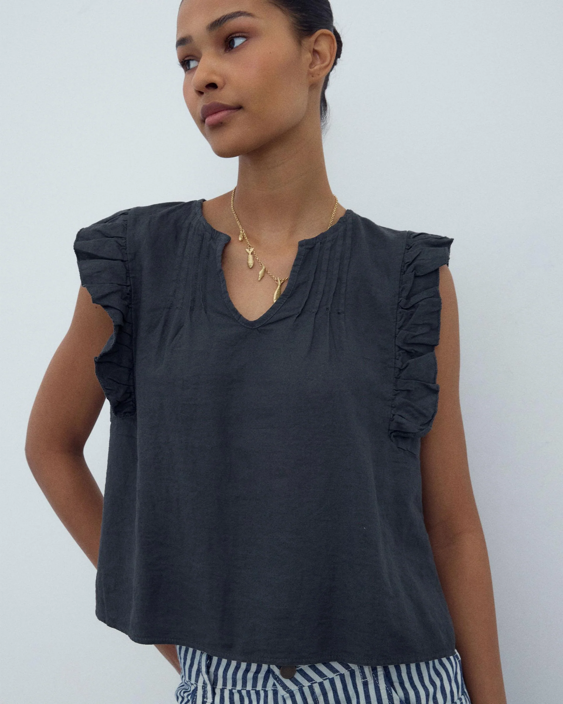 Blusa Sin Mangas Volantes Antracita - Image 3