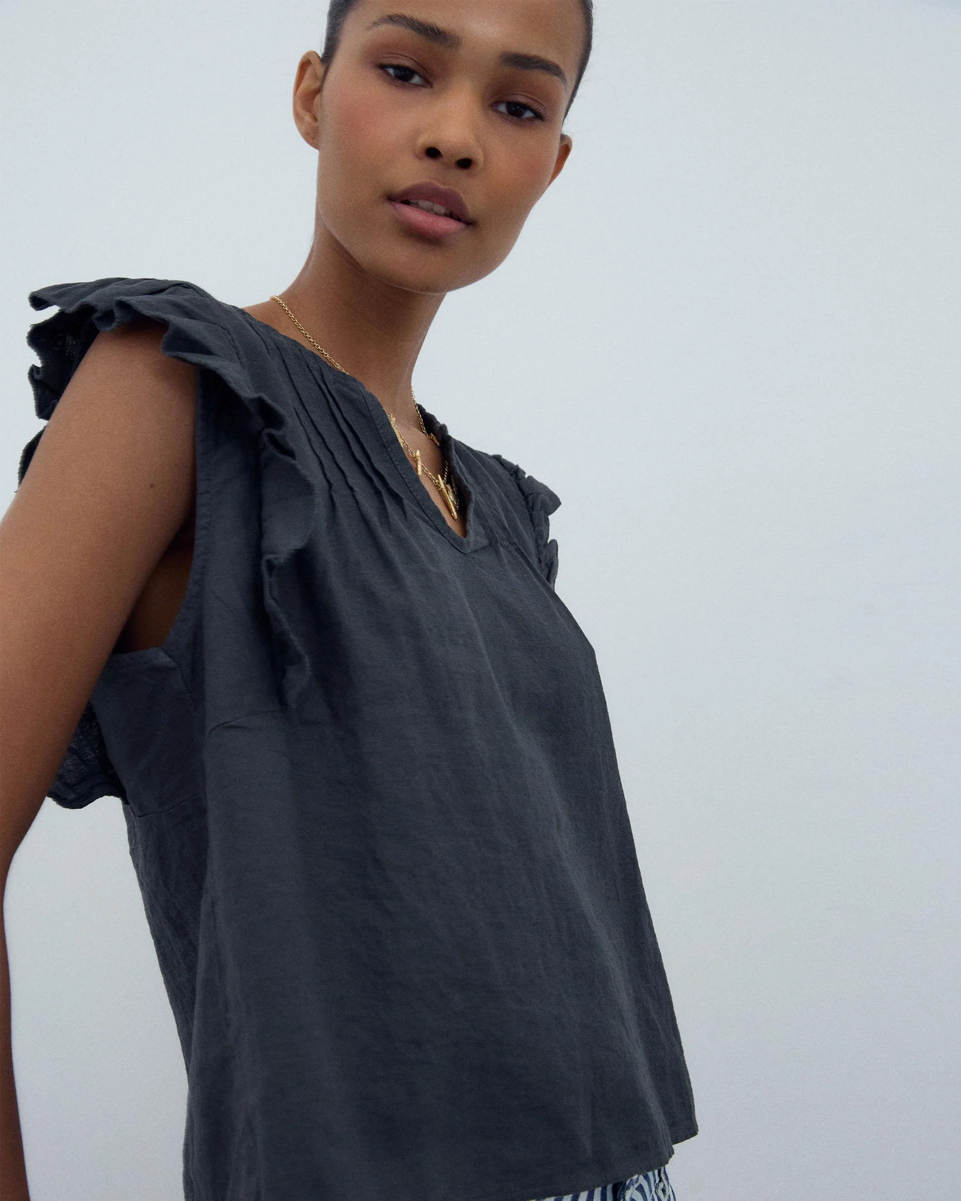 Blusa Sin Mangas Volantes Antracita - Image 4