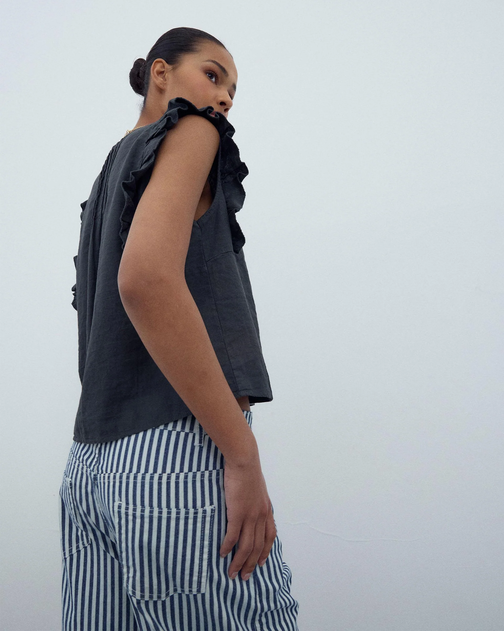 Blusa Sin Mangas Volantes Antracita - Image 5