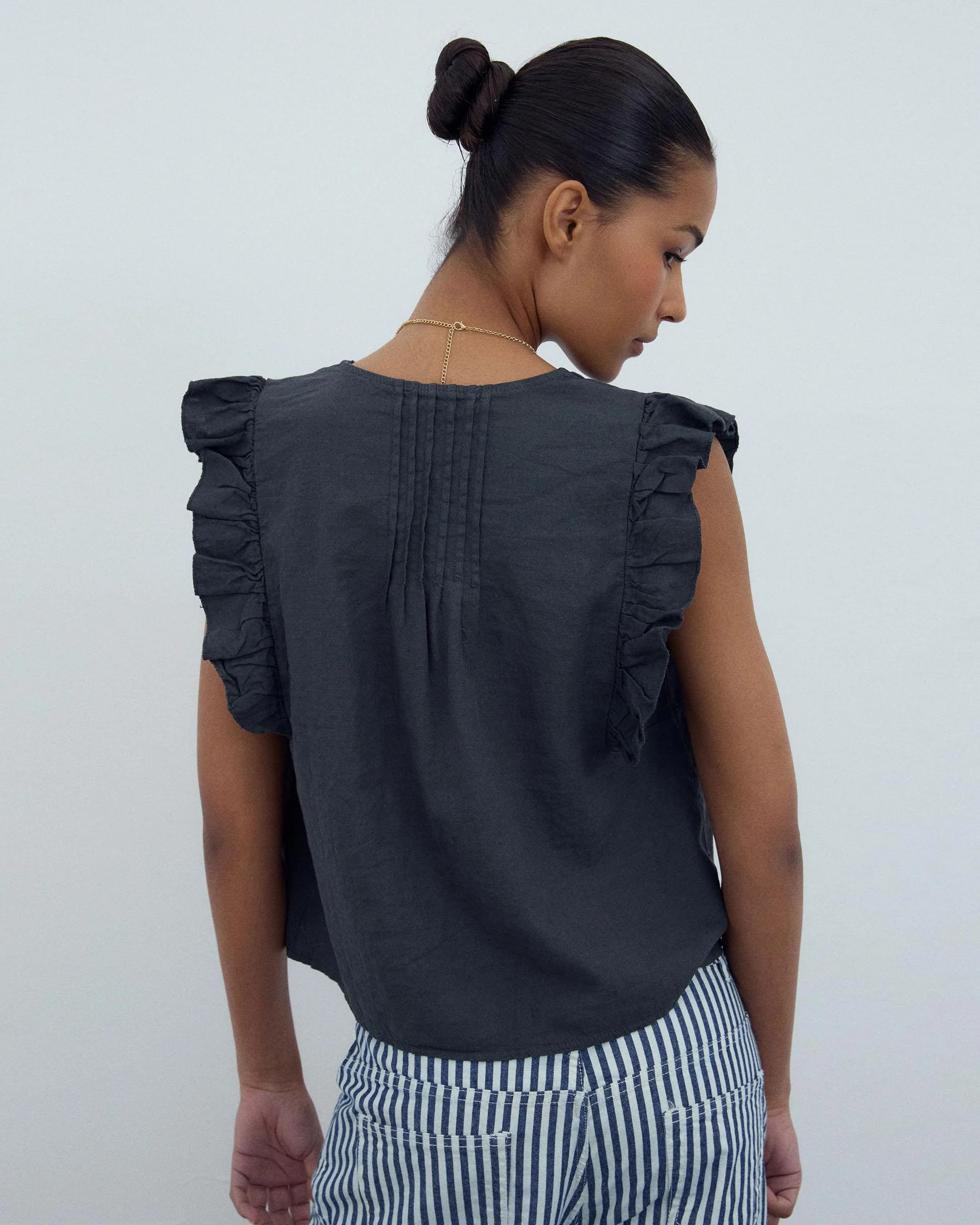 Blusa Sin Mangas Volantes Antracita - Image 6