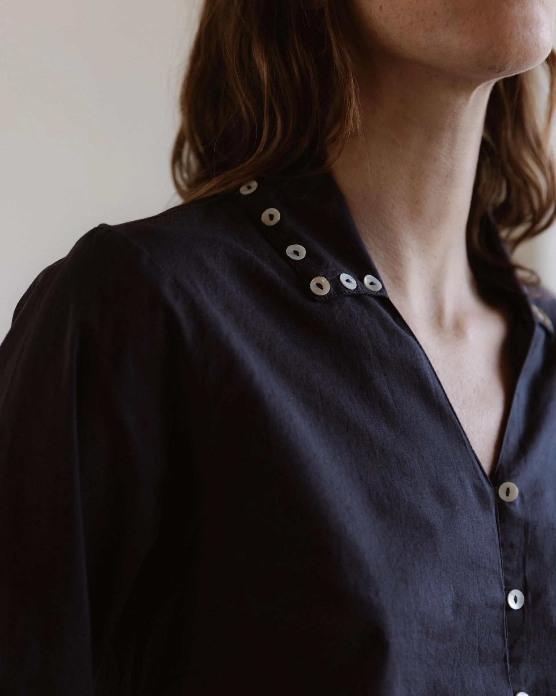 Camisa Botones Nacar Antracita - Image 6