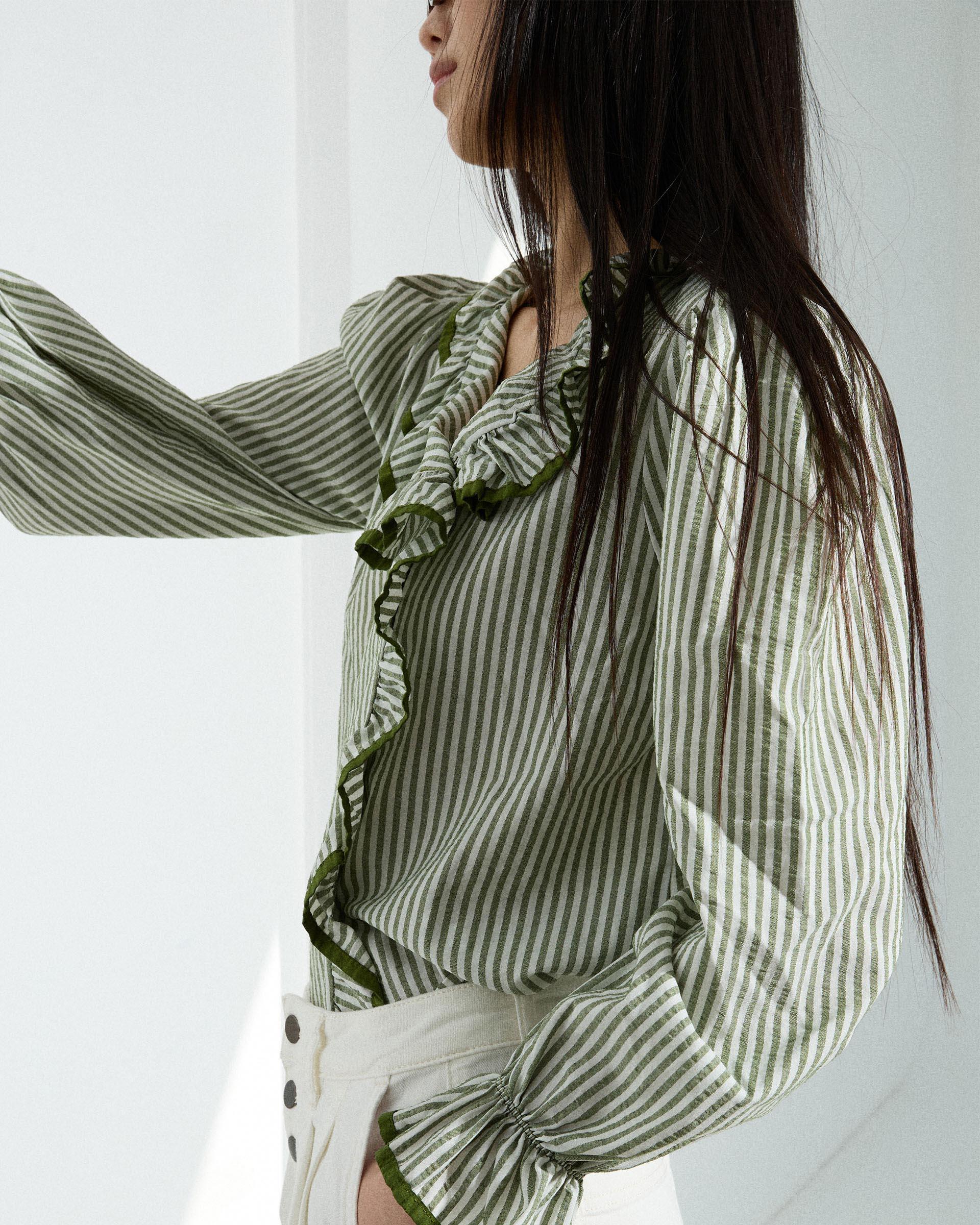 Camisa Volante Lateral Ribete Verde - Image 3