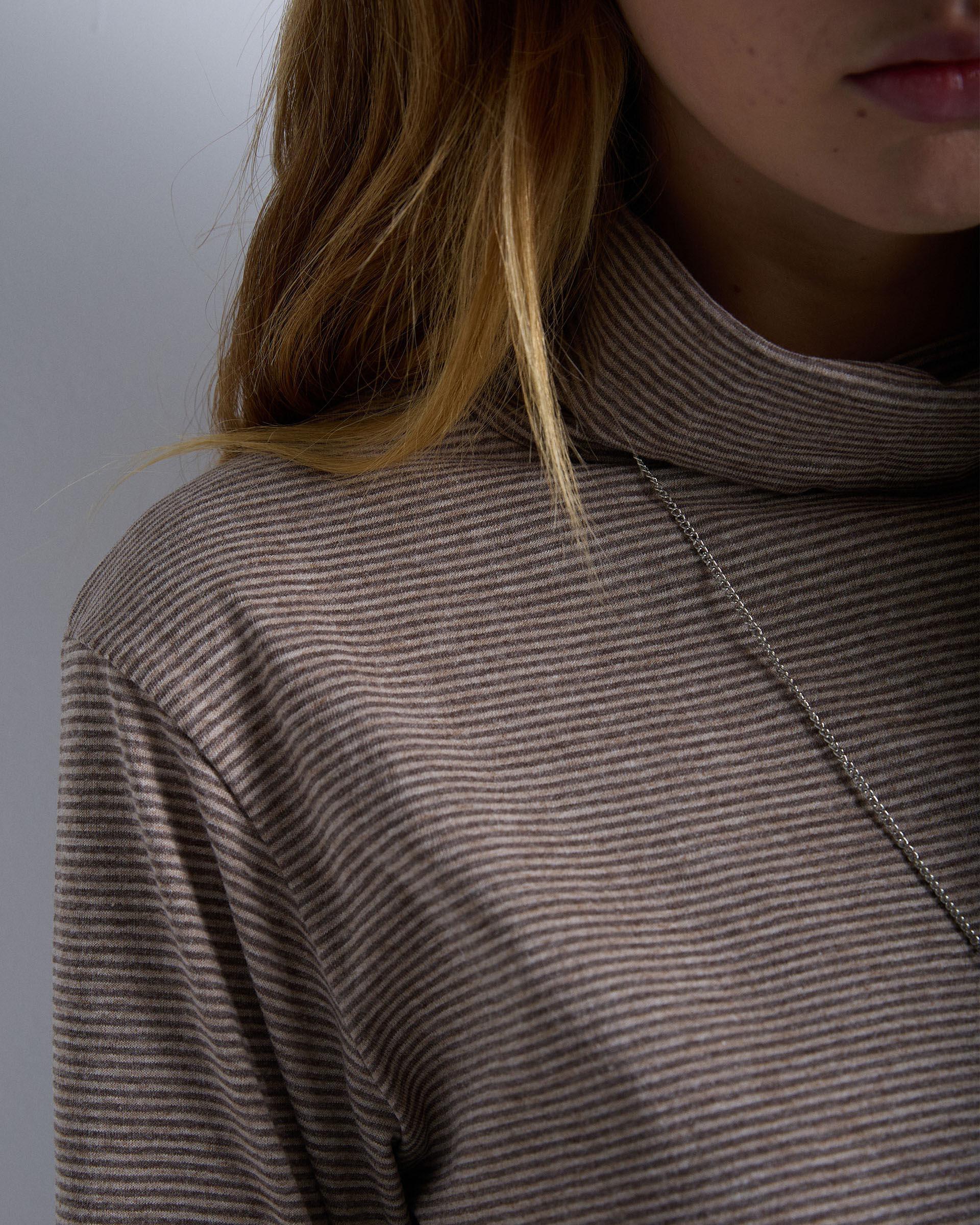Camiseta Cuello Alto Rayas Marrón - Image 3