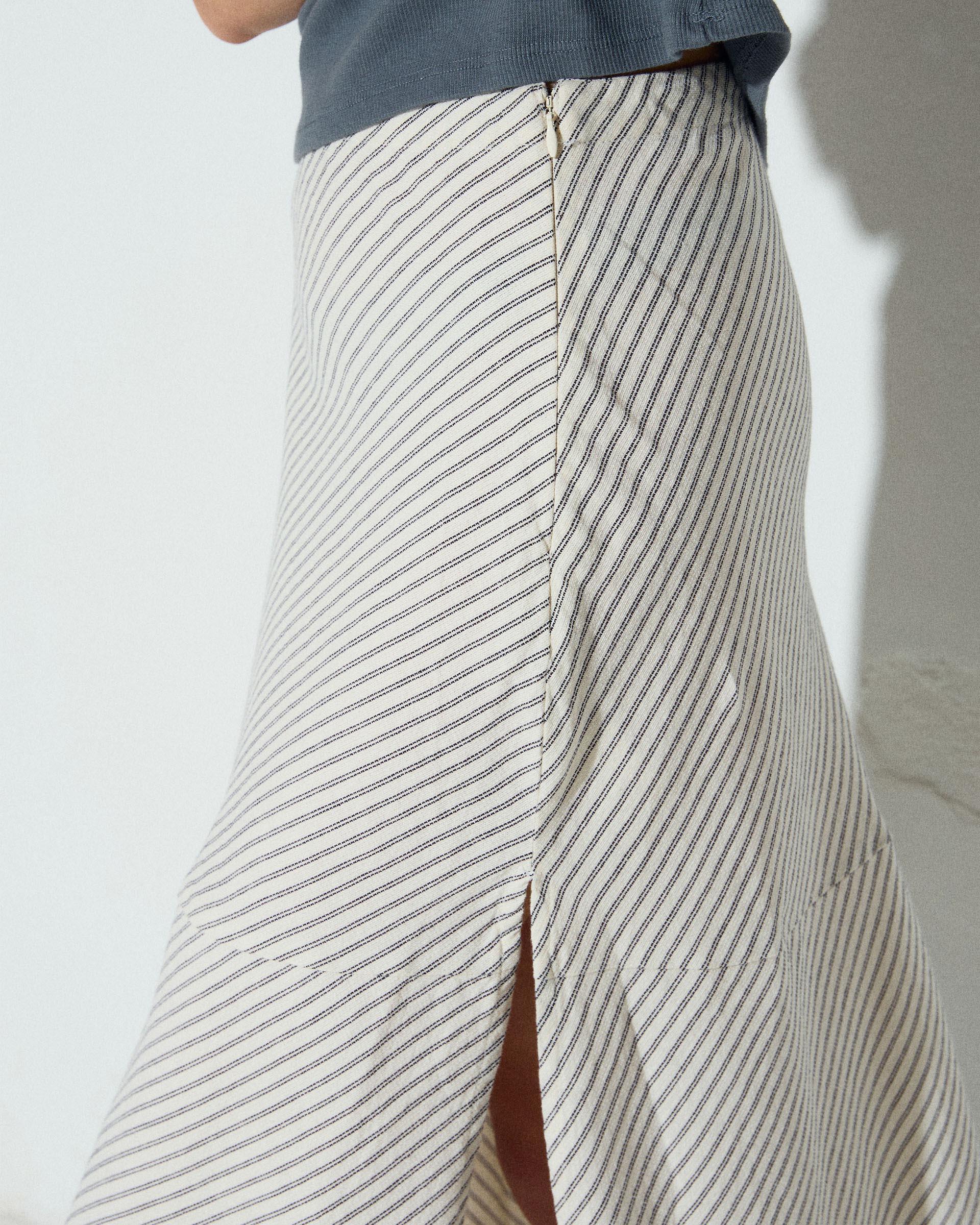 Falda Estampado Rayas Diagonales Blanco - Image 3