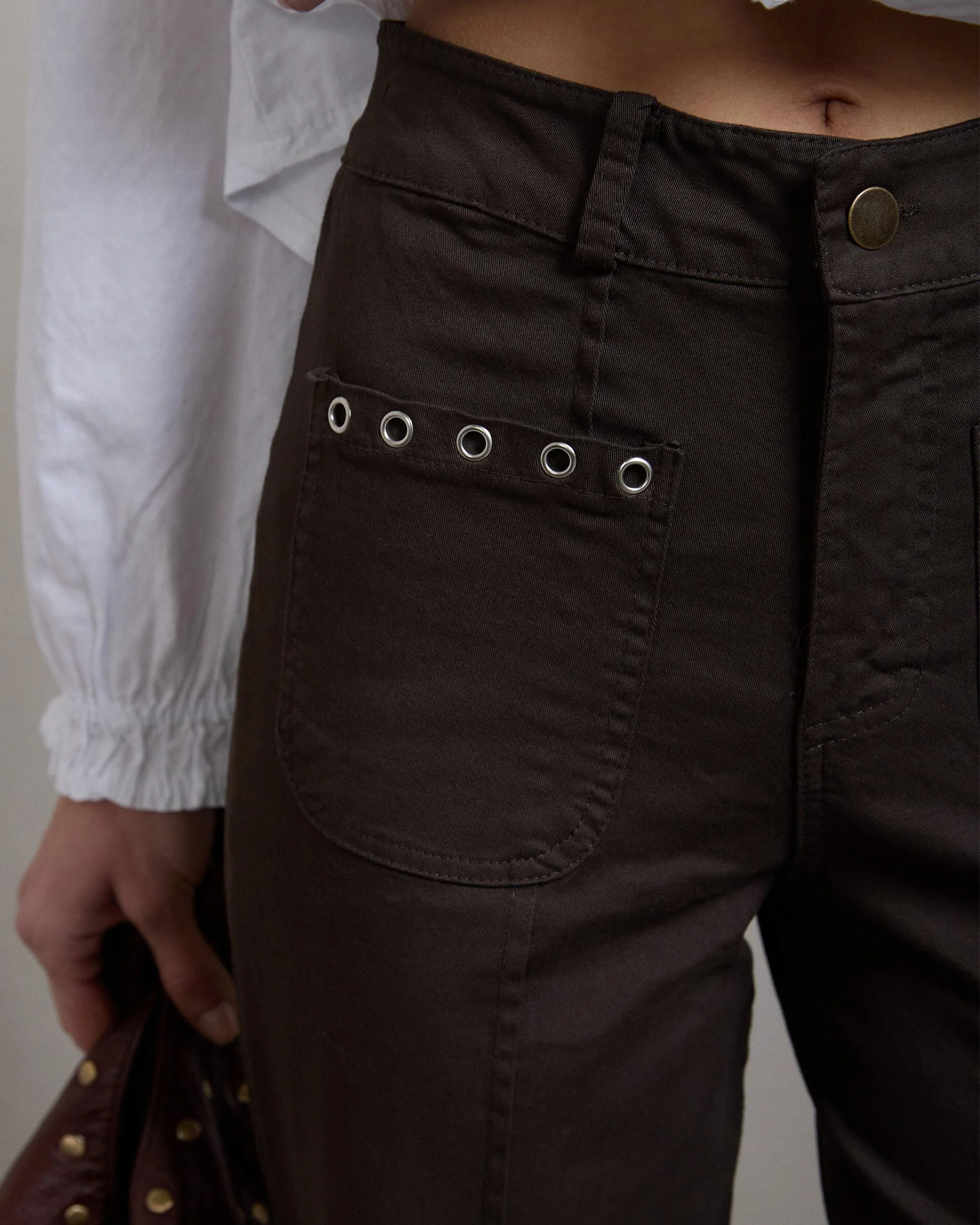 Jeans Bolsillos Plastón Eyelets Marrón - Image 3