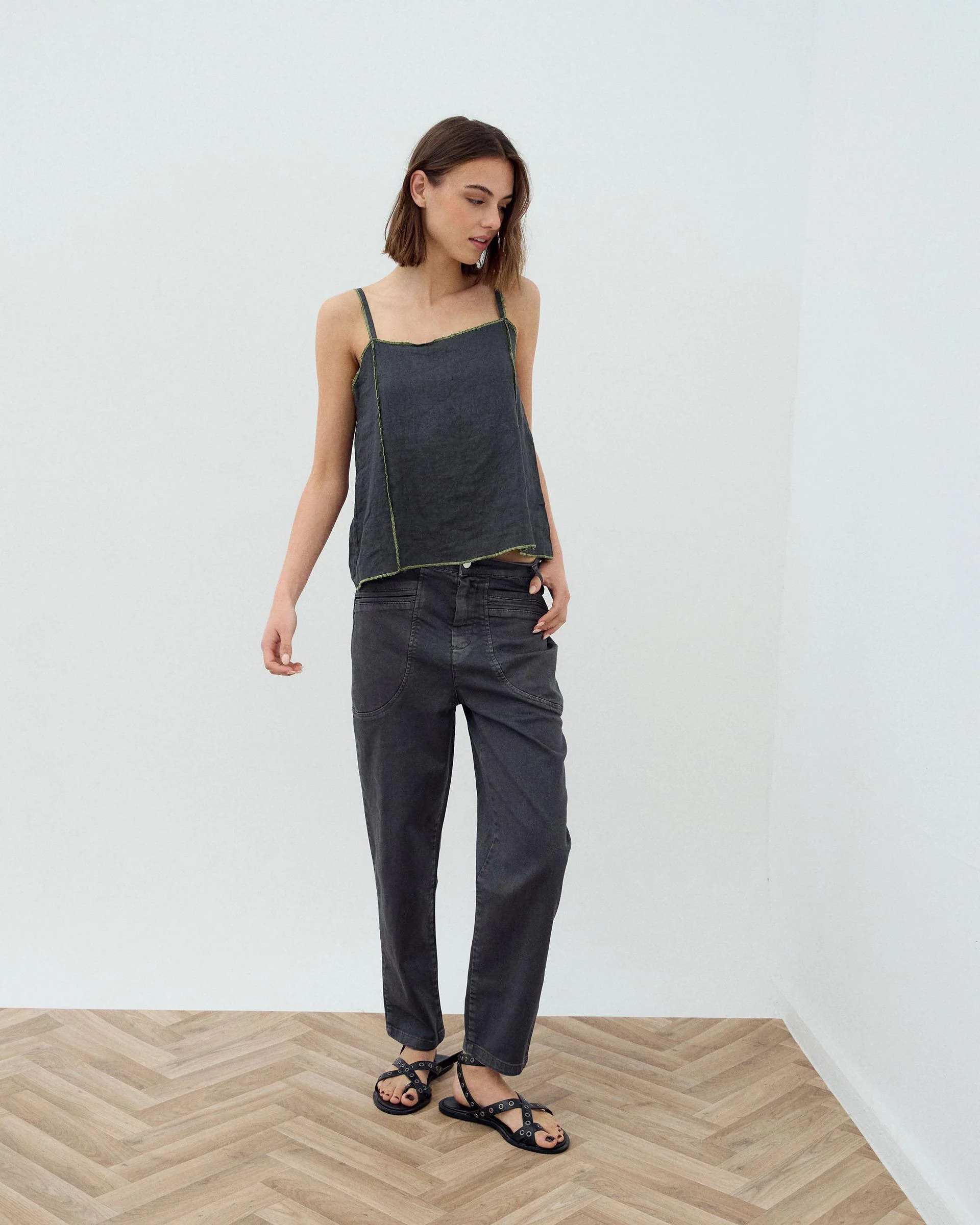 Jeans Bolsillos Ribeteados Gris Oscuro - Image 3