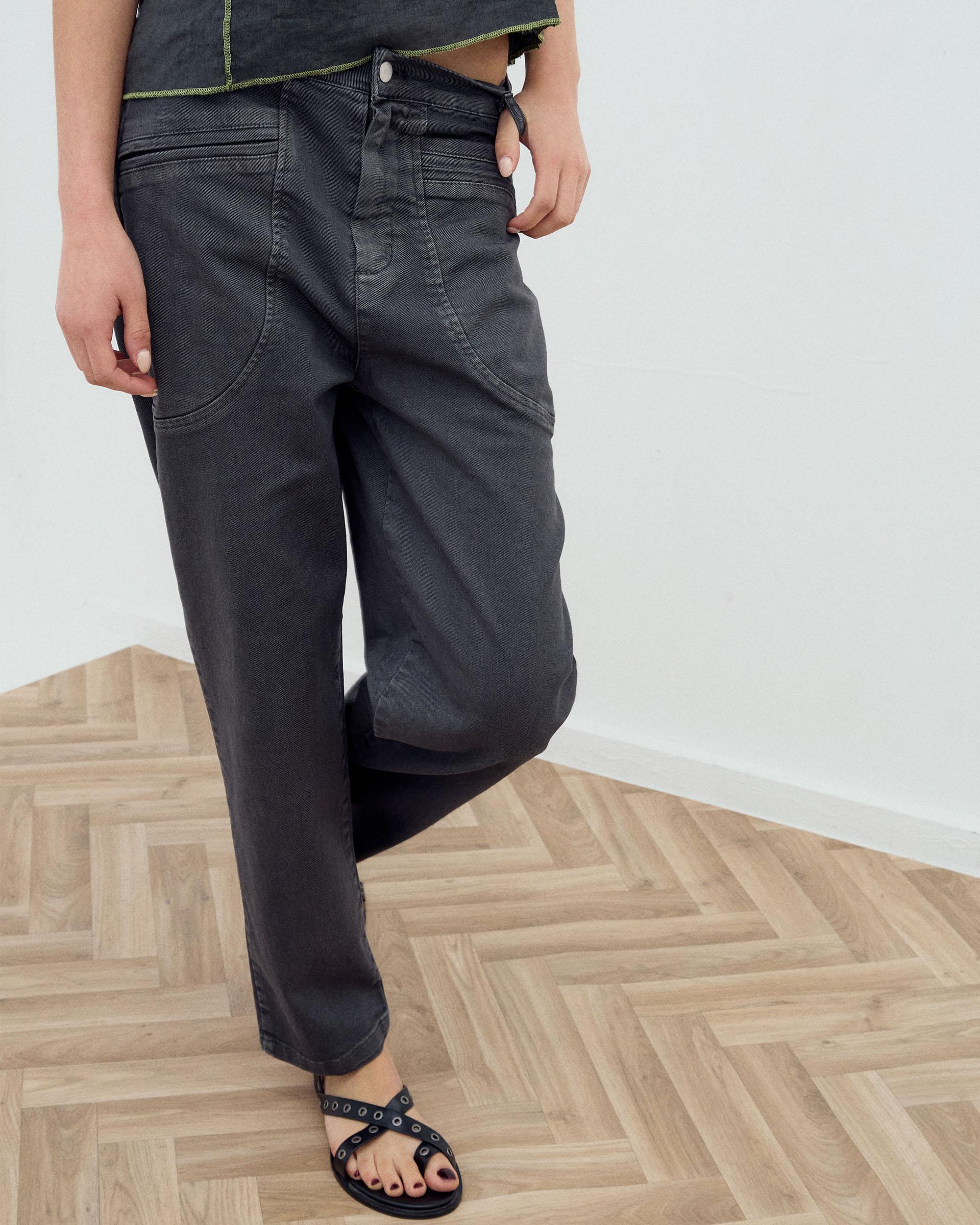 Jeans Bolsillos Ribeteados Gris Oscuro - Image 4