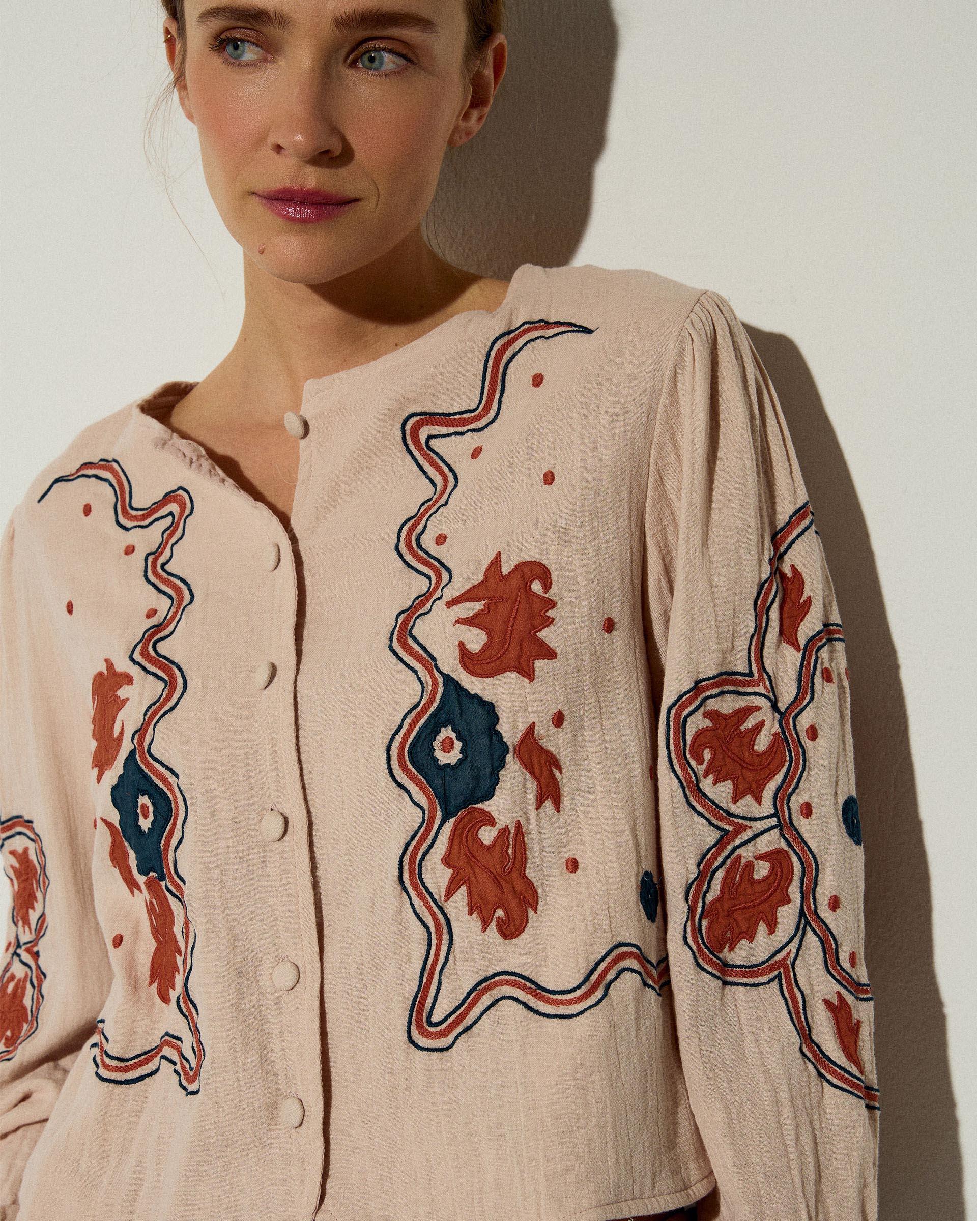 Sobrecamisa Bordados Étnicos Rosa Palo - Image 3