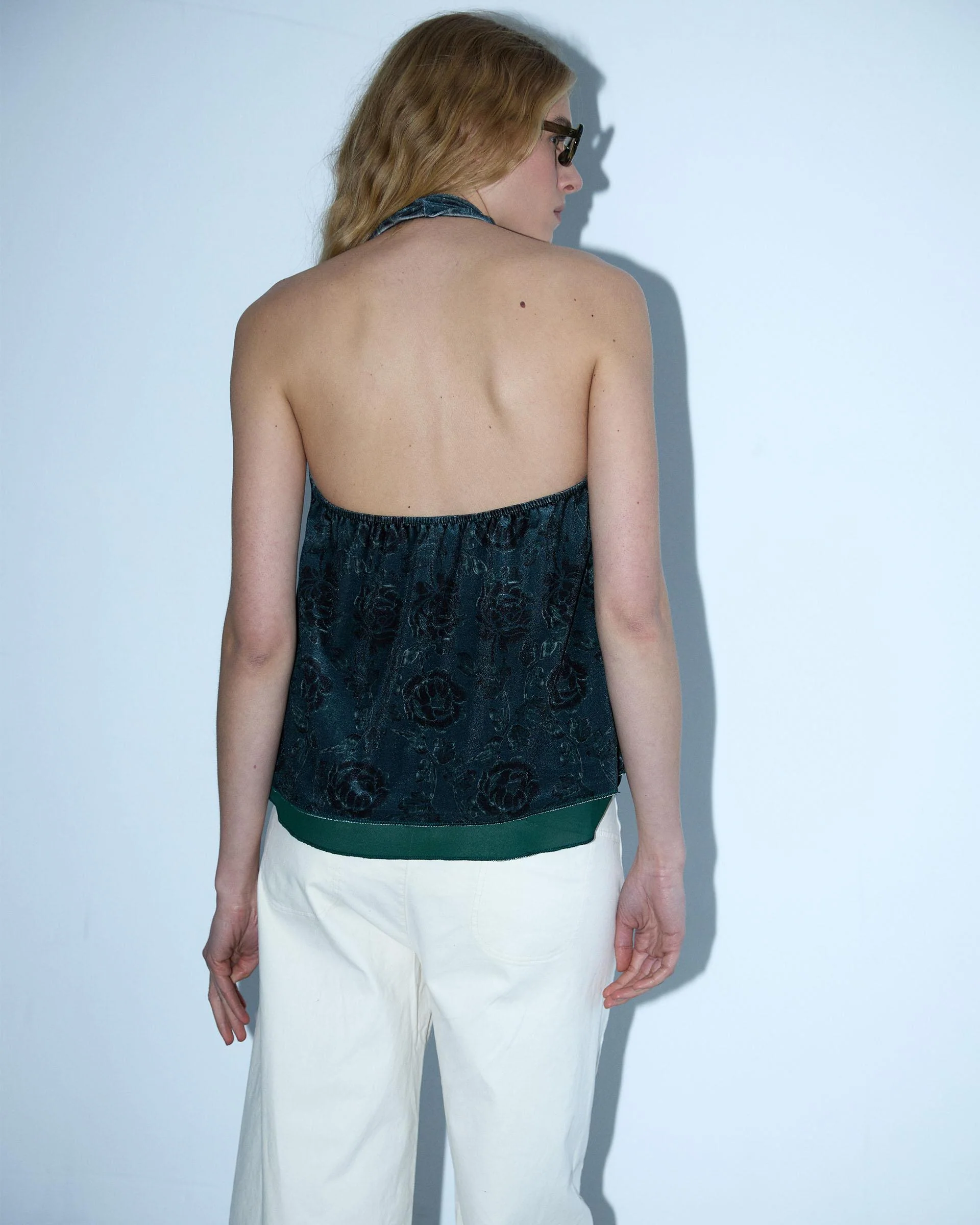 Top Halter Terciopelo Estampado Floral Verde Oscuro - Image 6