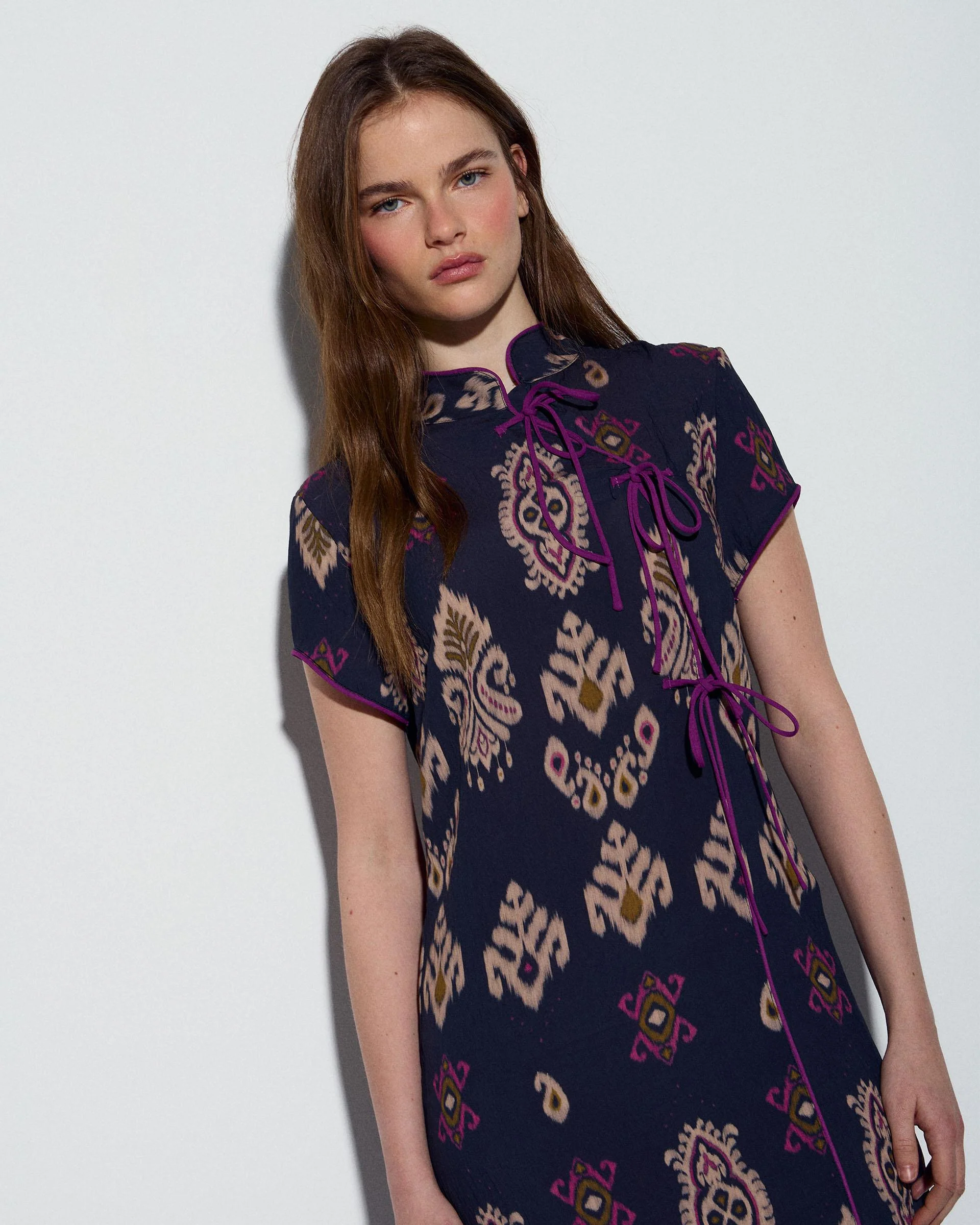 Vestido Lazadas Estampado Étnico Azul Oscuro - Image 3